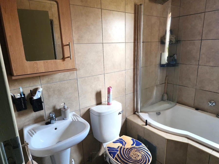To Let 2 Bedroom Property for Rent in Olifantsvlei Gauteng