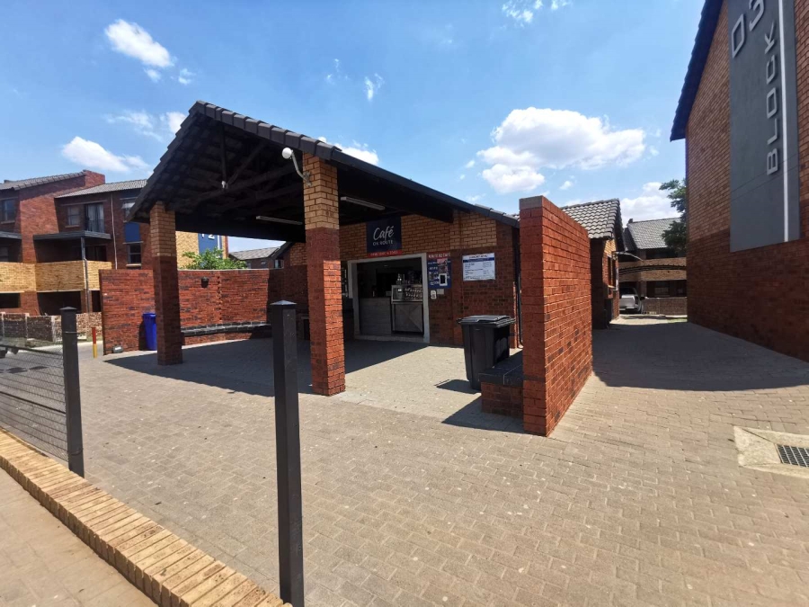 To Let 2 Bedroom Property for Rent in Olifantsvlei Gauteng
