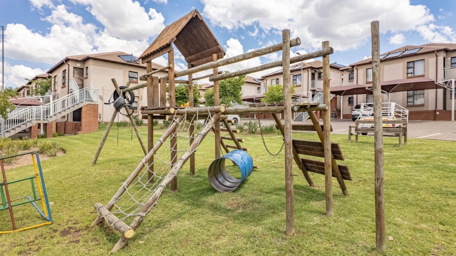 2 Bedroom Property for Sale in The Reeds Gauteng