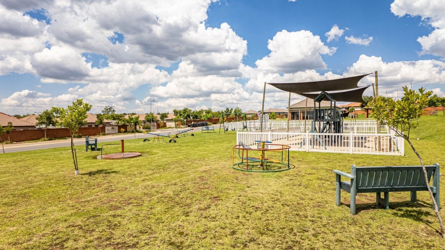 2 Bedroom Property for Sale in The Reeds Gauteng