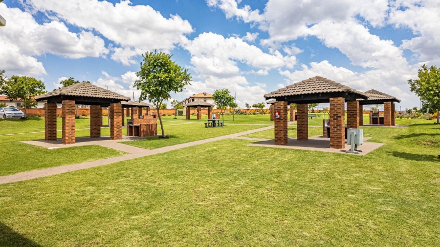 2 Bedroom Property for Sale in The Reeds Gauteng