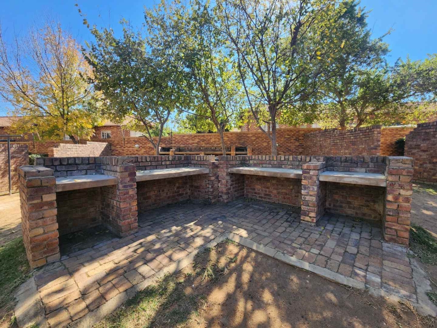 To Let 2 Bedroom Property for Rent in Rooihuiskraal Gauteng