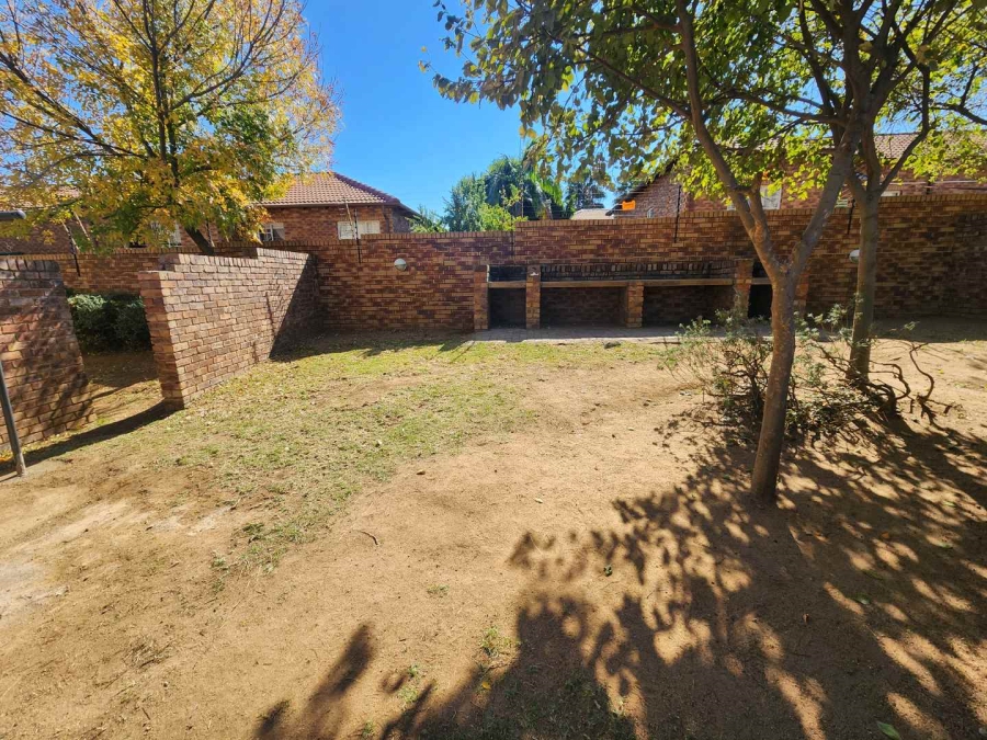 To Let 2 Bedroom Property for Rent in Rooihuiskraal Gauteng