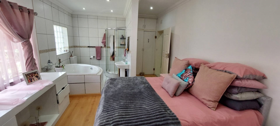 4 Bedroom Property for Sale in General Albertspark Gauteng