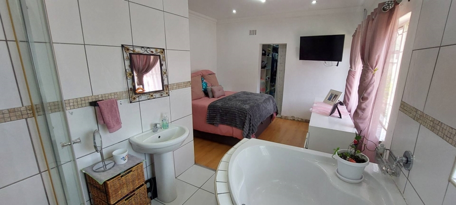 4 Bedroom Property for Sale in General Albertspark Gauteng