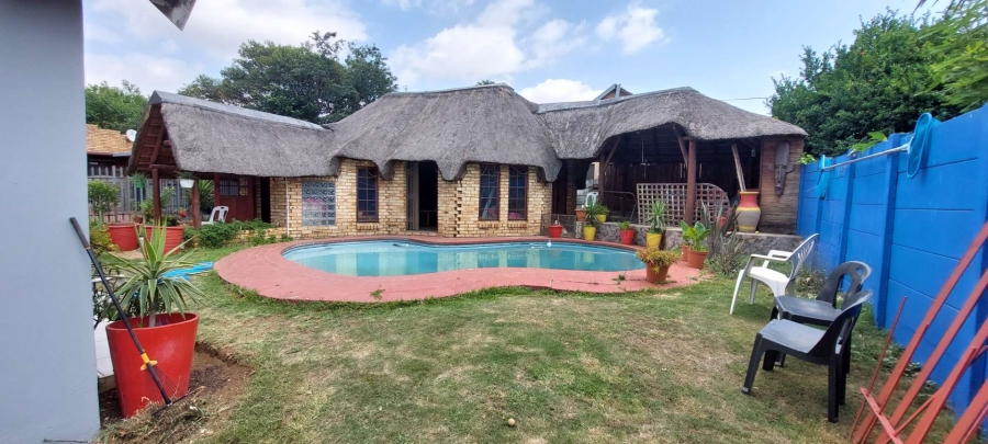 4 Bedroom Property for Sale in General Albertspark Gauteng