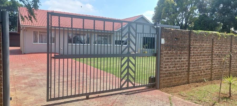 4 Bedroom Property for Sale in General Albertspark Gauteng