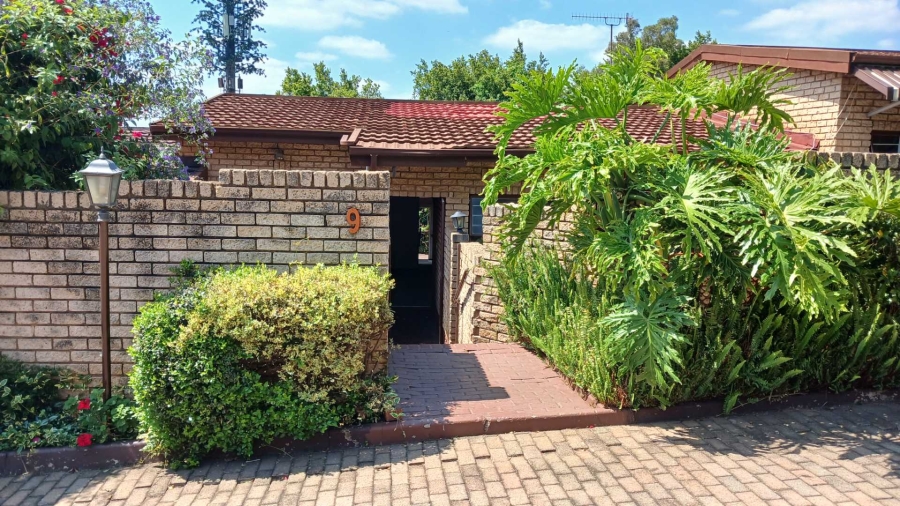 To Let 3 Bedroom Property for Rent in Constantia Kloof Gauteng