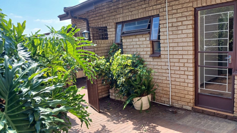 To Let 3 Bedroom Property for Rent in Constantia Kloof Gauteng