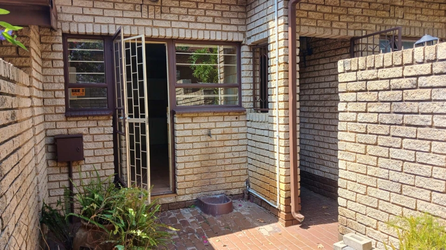 To Let 3 Bedroom Property for Rent in Constantia Kloof Gauteng