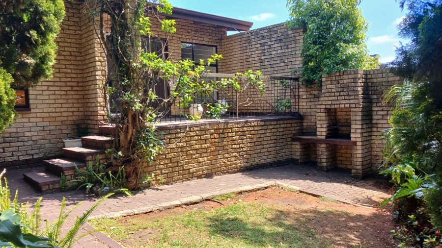 To Let 3 Bedroom Property for Rent in Constantia Kloof Gauteng