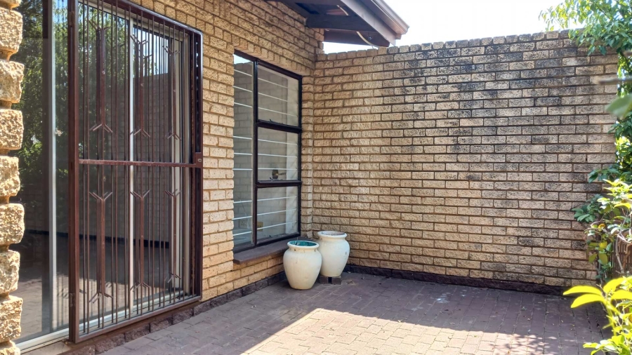 To Let 3 Bedroom Property for Rent in Constantia Kloof Gauteng