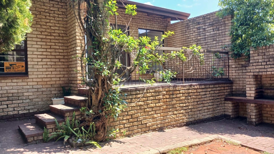To Let 3 Bedroom Property for Rent in Constantia Kloof Gauteng