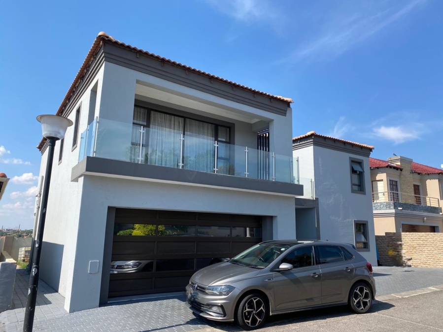 5 Bedroom Property for Sale in Noordwyk Gauteng