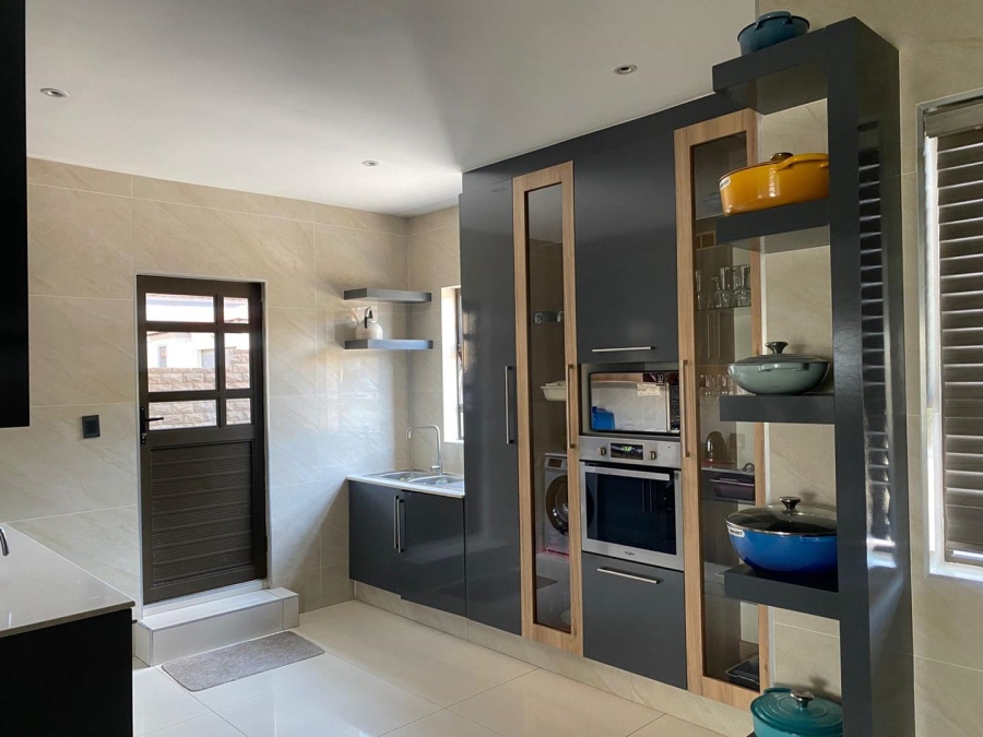 5 Bedroom Property for Sale in Noordwyk Gauteng