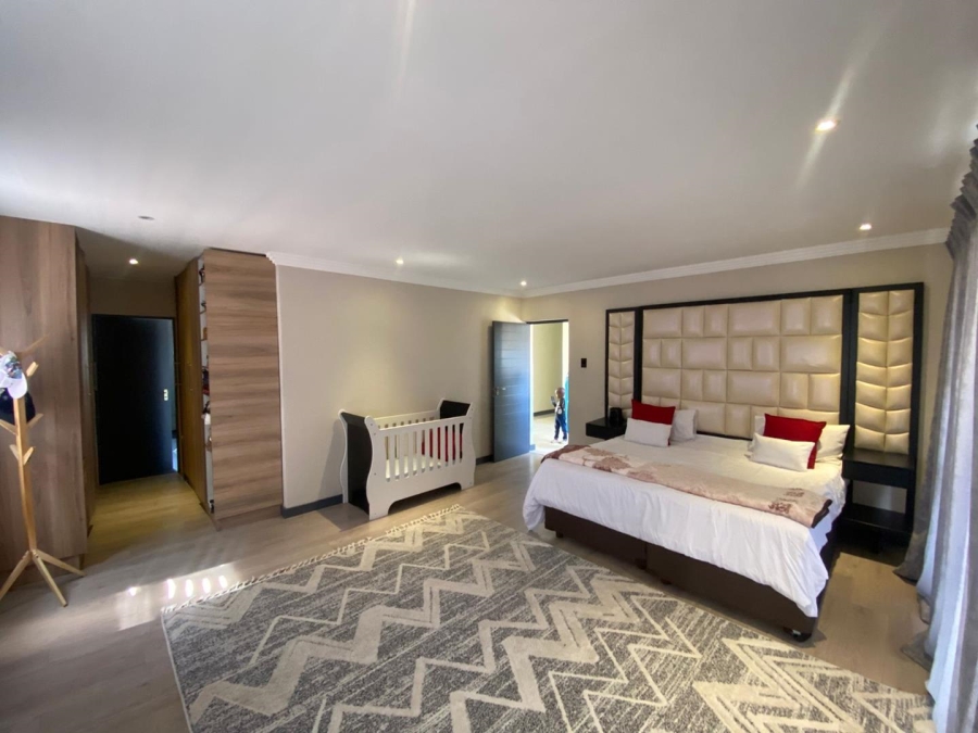 5 Bedroom Property for Sale in Noordwyk Gauteng