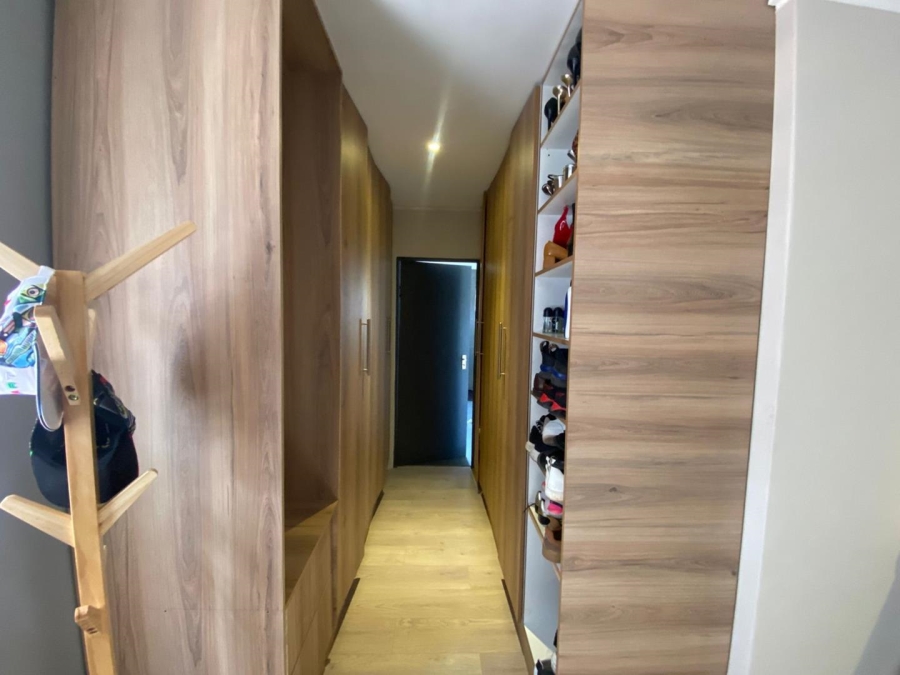 5 Bedroom Property for Sale in Noordwyk Gauteng