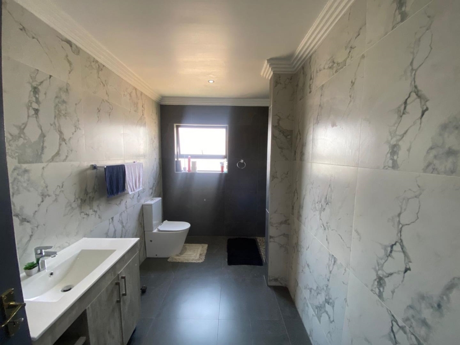 5 Bedroom Property for Sale in Noordwyk Gauteng