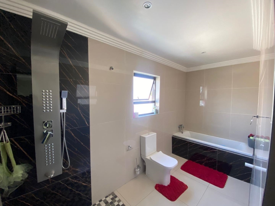 5 Bedroom Property for Sale in Noordwyk Gauteng