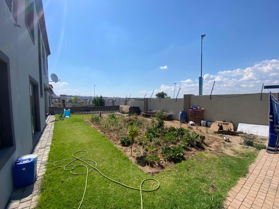 5 Bedroom Property for Sale in Noordwyk Gauteng