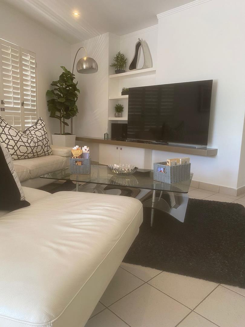 To Let 2 Bedroom Property for Rent in Sandhurst Gauteng