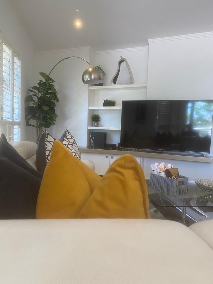 To Let 2 Bedroom Property for Rent in Sandhurst Gauteng