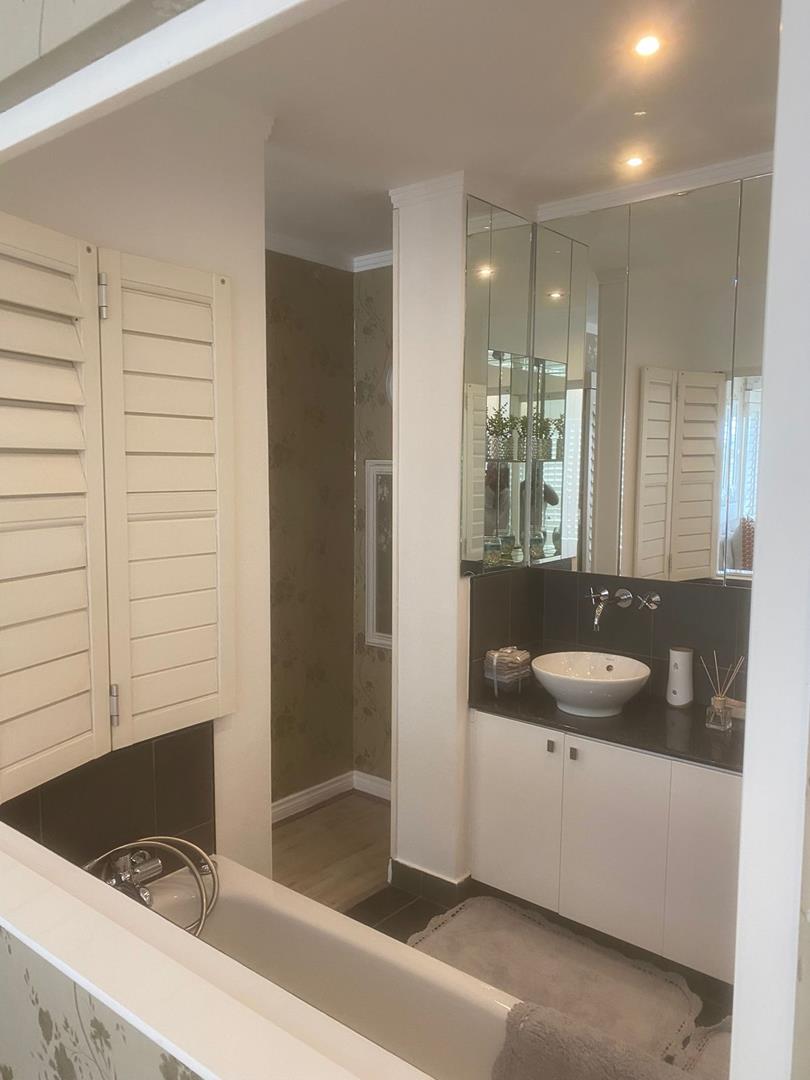 To Let 2 Bedroom Property for Rent in Sandhurst Gauteng