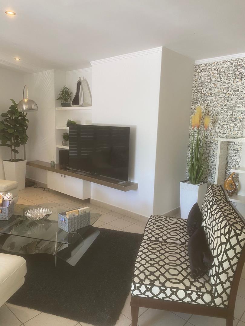 To Let 2 Bedroom Property for Rent in Sandhurst Gauteng