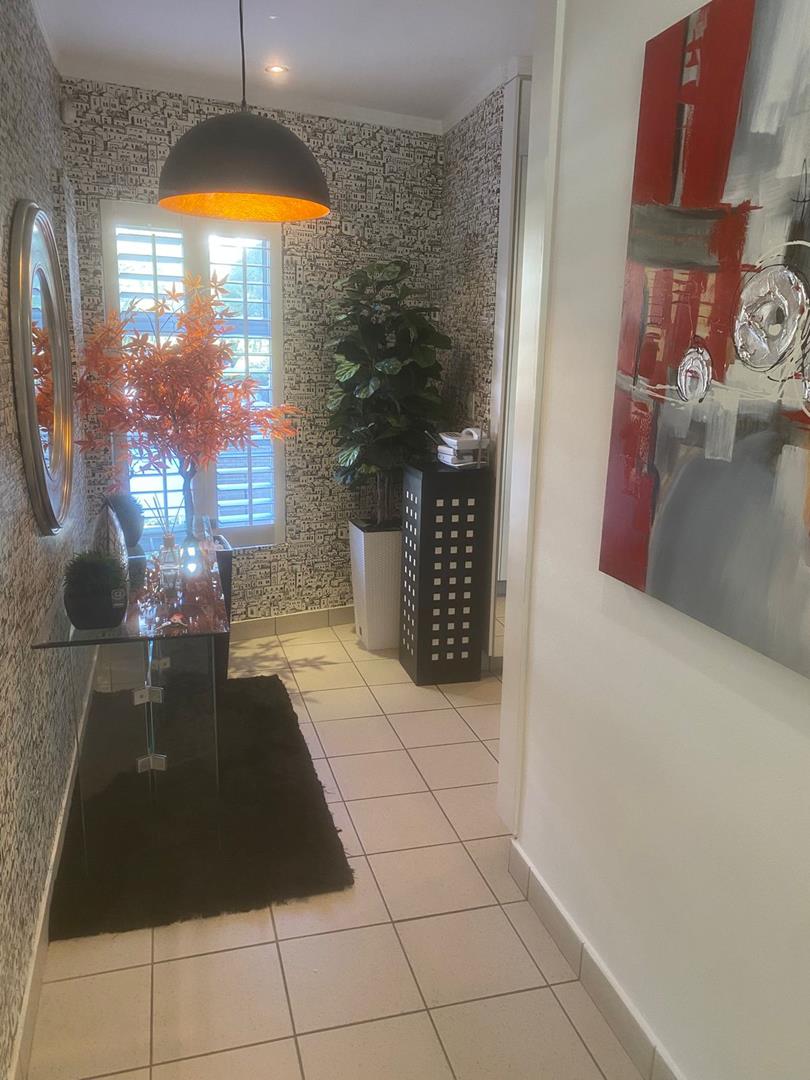 To Let 2 Bedroom Property for Rent in Sandhurst Gauteng