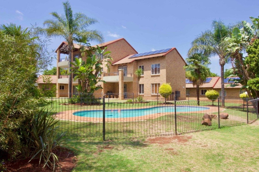 2 Bedroom Property for Sale in Die Hoewes Gauteng