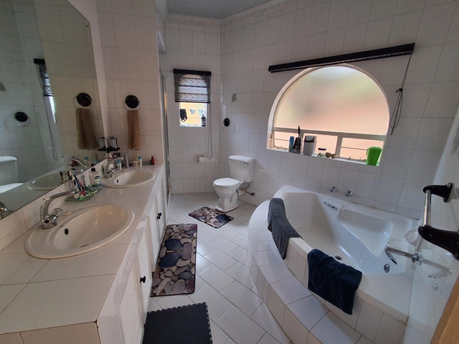 4 Bedroom Property for Sale in Bassonia Gauteng