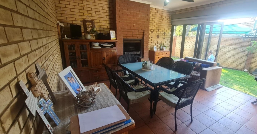 5 Bedroom Property for Sale in Moreleta Park Gauteng