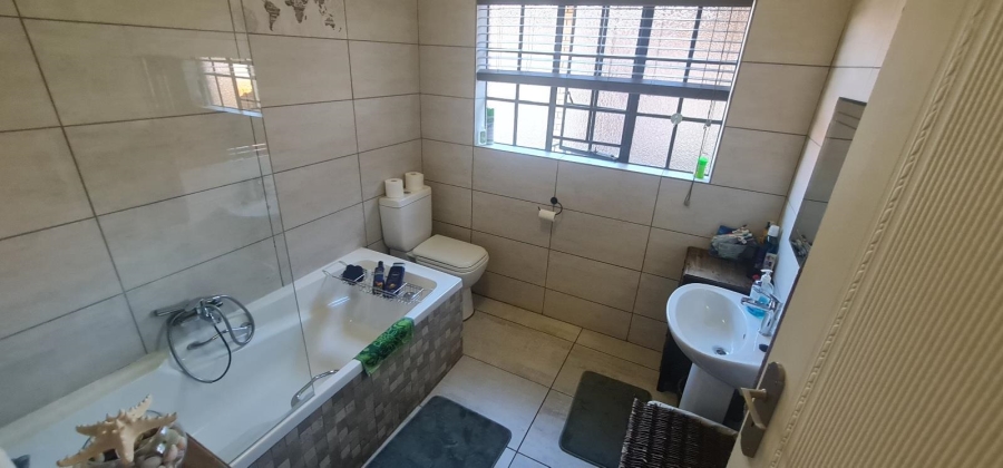 5 Bedroom Property for Sale in Moreleta Park Gauteng