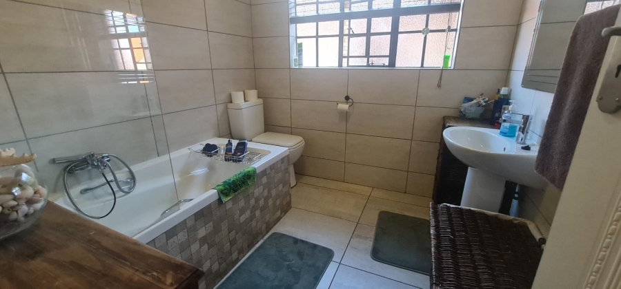 5 Bedroom Property for Sale in Moreleta Park Gauteng