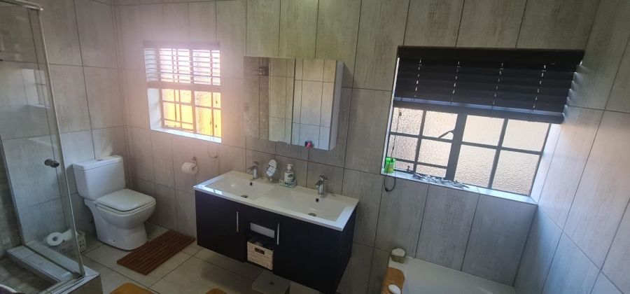 5 Bedroom Property for Sale in Moreleta Park Gauteng