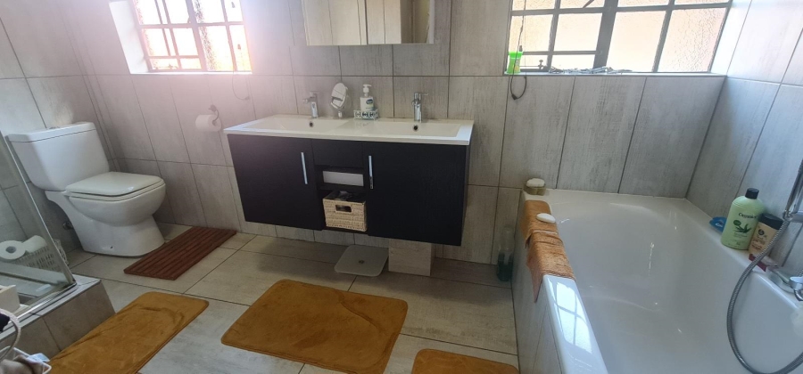 5 Bedroom Property for Sale in Moreleta Park Gauteng