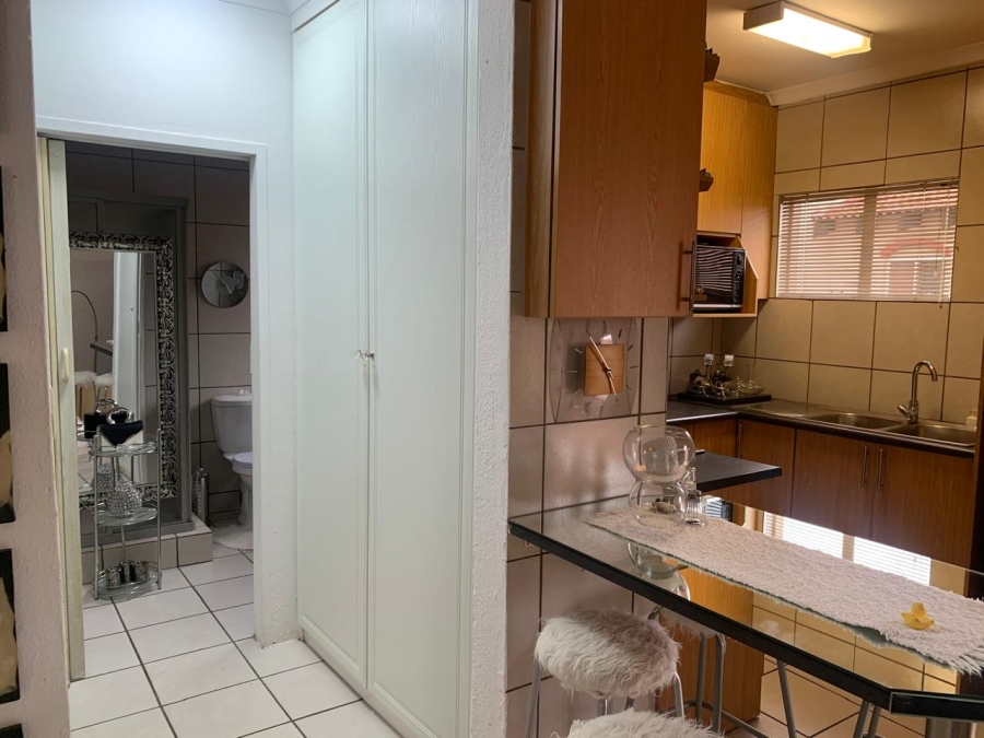 1 Bedroom Property for Sale in Mulbarton Gauteng