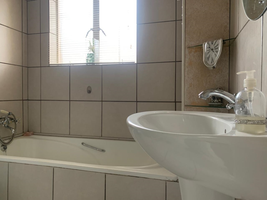 1 Bedroom Property for Sale in Mulbarton Gauteng