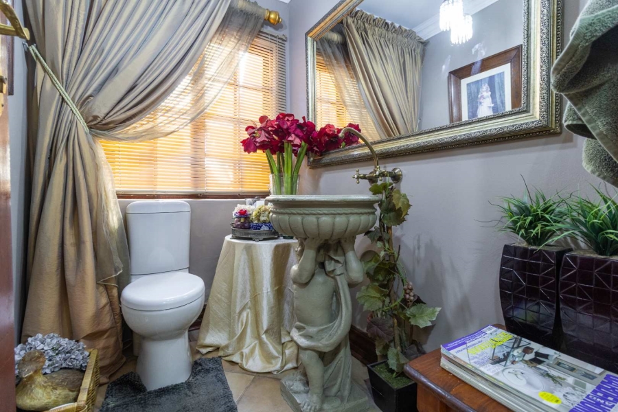 6 Bedroom Property for Sale in Alberante Gauteng