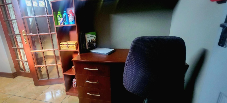 6 Bedroom Property for Sale in Alberante Gauteng