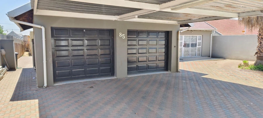 3 Bedroom Property for Sale in Roseacres Gauteng