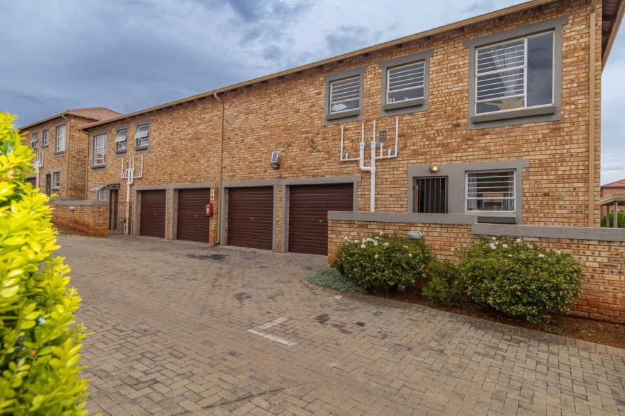 3 Bedroom Property for Sale in Wilgeheuwel Gauteng