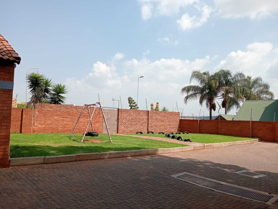 2 Bedroom Property for Sale in Die Hoewes Gauteng