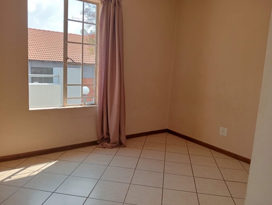 2 Bedroom Property for Sale in Die Hoewes Gauteng