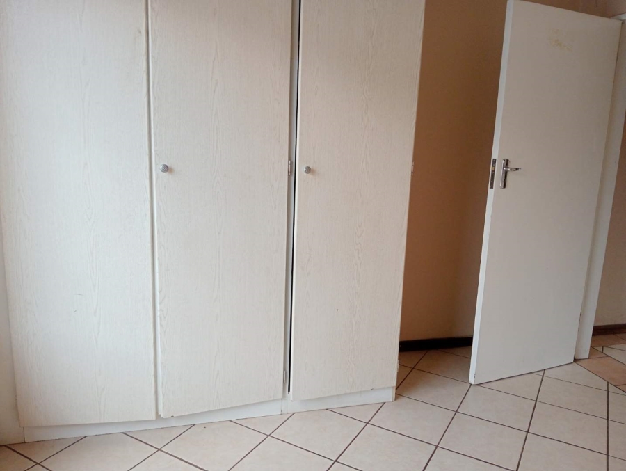 2 Bedroom Property for Sale in Die Hoewes Gauteng