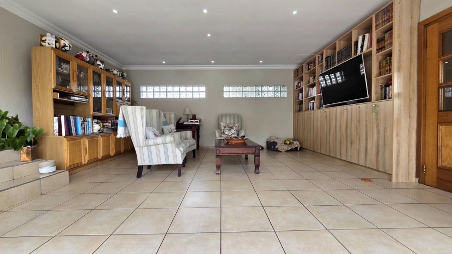 5 Bedroom Property for Sale in Mulbarton Gauteng