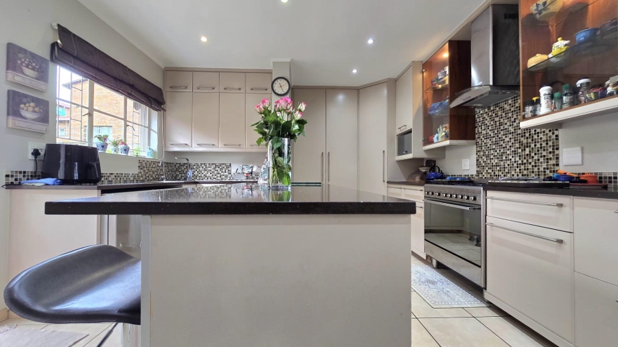 5 Bedroom Property for Sale in Mulbarton Gauteng