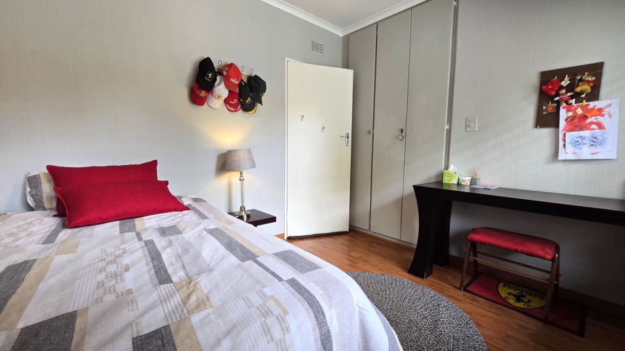 5 Bedroom Property for Sale in Mulbarton Gauteng