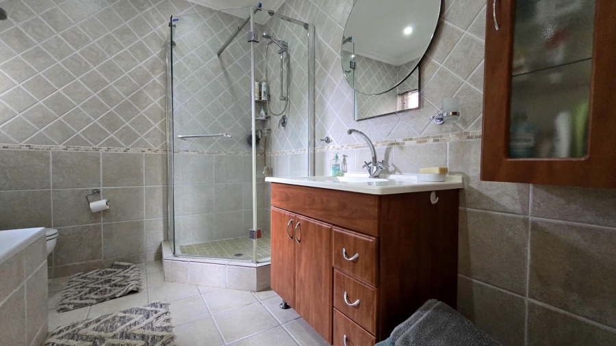 5 Bedroom Property for Sale in Mulbarton Gauteng