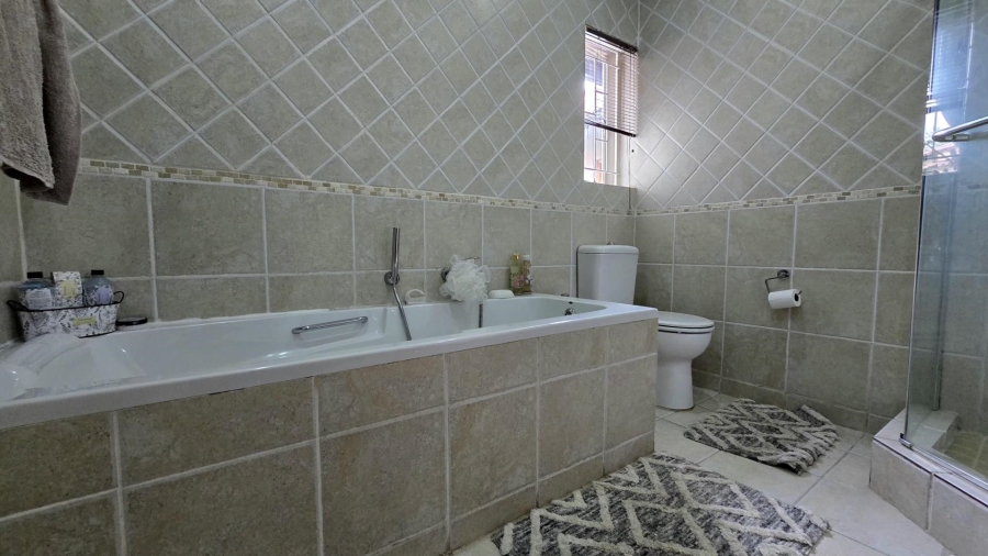 5 Bedroom Property for Sale in Mulbarton Gauteng